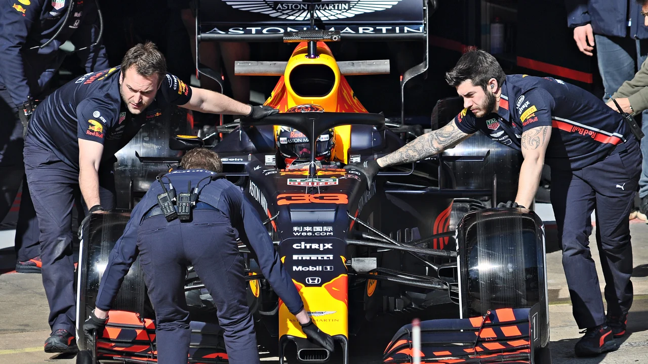 Max Verstappen celebrando la pole position con su Red Bull en el circuito de Sepang.