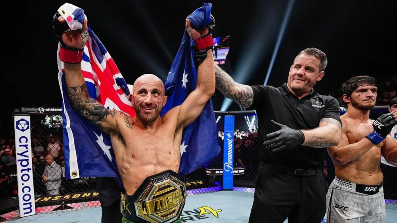 Alexander Volkanovski celebrando tras vencer a Movsar Evloev en UFC 333.