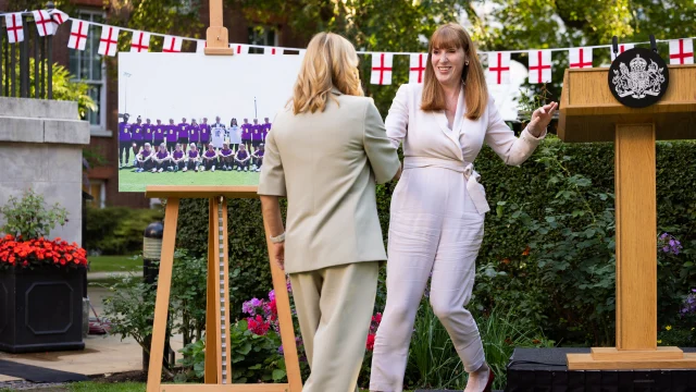 Sarina Wiegman dirigiendo desde el banco de suplentes de Inglaterra durante un partido de las Lionesses.