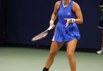 Jodie Burrage durante un partido de tenis en el Wrexham Open.